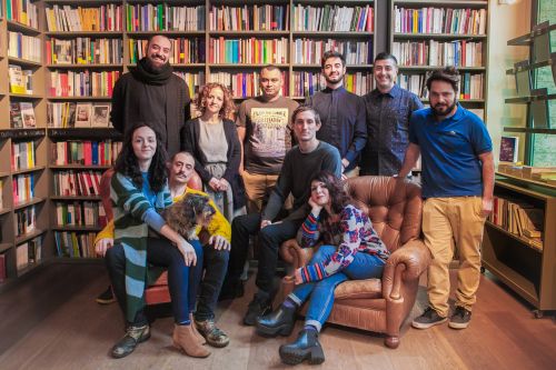 GOGOL&Co, la libreria che è casa dolce casa (Via Savona 101, Savona/Giambellino)
Prende il nome dai Gogol Bordello, ma in origine avrebbe dovuto chiamarsi Merdra. Nessuna provocazione, se  non  quella  insita  nella  citazione  che  rimanda  all’incipit  di  Ubu  Roi  di  Jarry.  Gogol&Co  è  questo:  un’identità forte e dichiarata, nel suo presentarsi e nel suo proporsi come libreria e come caffetteria. Un sogno che ha preso corpo ed è la trasposizione in realtà di quell’ideale di luogo d’incontro tra i libri che ogni lettore ha nell’anima. Da scoprire in ogni suo dettaglio: dalla musica proposta alla password del wifi, dalle proposte che si trovano in toilette al particolare ufficio reclami.
